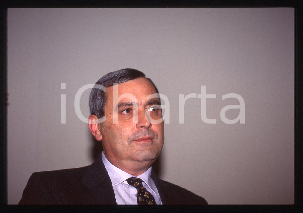 35mm vintage slide* 1990 MILANO ritratto di Vittorio MESSORI (9)   Diapositiva d'epoca, in formato 35 mm CONDIZIONI: GOODTutti i diritti riservati.E' severamente vietata la riproduzione. ICharta mette in vendita, sul negozio eBay e in esclusiva sul sito "icharta" il proprio archivio composto da numerose diapositive e negativi fotografici d'epoca, tutti originali e autentici, che attraversano la storia del costume italiano tra gli la fine degli anni Sessanta e Novanta.Si tratta di uno sguardo inedito sull'attualit&agrave;, la politica, la vita quotidiana, il gossip e la cultura, che fotografa il cambiamento della nazione in quest'ultimo scorcio del XX secolo. Un'occasione unica per il mercato del collezionismo, che vede finalmente disponibile un archivio eccezionale per vastit&agrave;, tematiche e condizioni, in un settore (il negativo fotografico e la diapositiva) di assoluta novit&agrave; e dalle interessanti prospettive di investimento.  originale e autentica 1