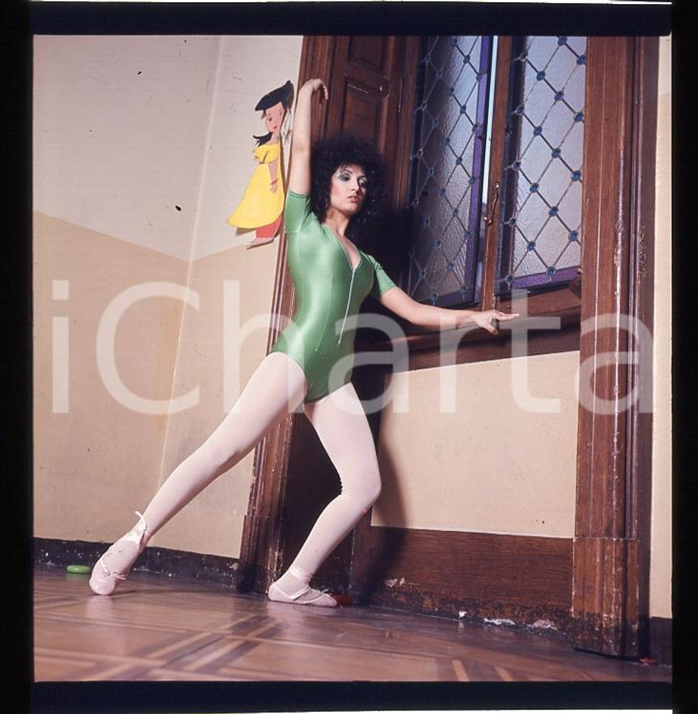 1970 circa MARCELLA BELLA  in costume da danza 3*DIAPOSITIVA ORIGINALE D'EPOCA   Diapositiva originale d'epoca a colori, in formato cm 6 x 6  E' SEVERAMENTE VIETATA LA RIPRODUZIONE.TUTTI I DIRITTI SONO RISERVATI.ICharta mette in vendita, sul negozio eBay e in esclusiva sul sito "icharta" il proprio archivio composto da numerose diapositive e negativi fotografici d'epoca, tutti originali e autentici, che attraversano la storia del costume italiano tra gli la fine degli anni Sessanta e Novanta.Si tratta di uno sguardo inedito sull'attualità, la politica, la vita quotidiana, il gossip e la cultura, che fotografa il cambiamento della nazione in quest'ultimo scorcio del XX secolo. Un'occasione unica per il mercato del collezionismo, che vede finalmente disponibile un archivio eccezionale per vastità, tematiche e condizioni, in un settore (il negativo fotografico e la diapositiva) di assoluta novità e dalle interessanti prospettive di investimento.  originale e autentica 1