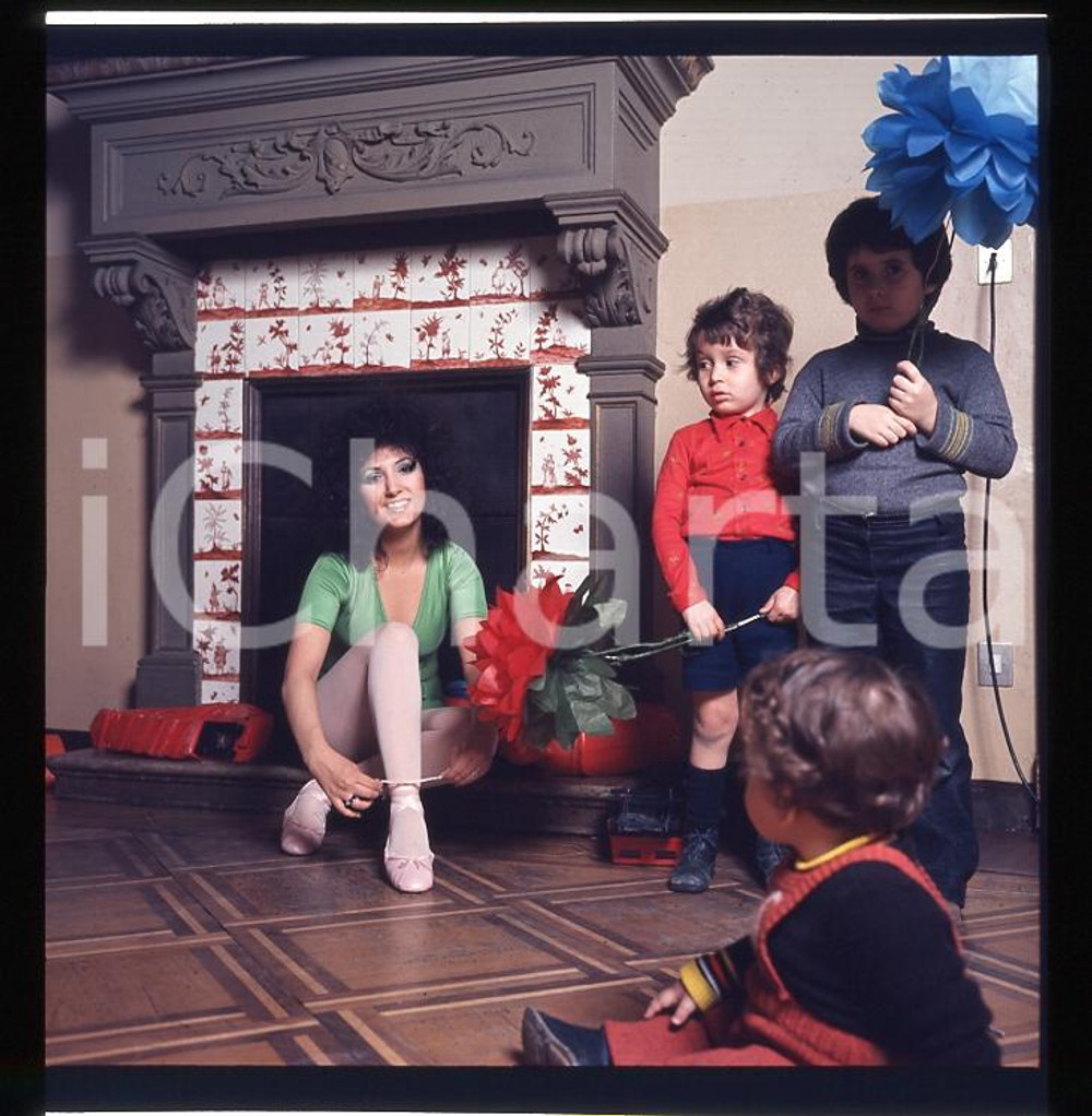 1970 circa MARCELLA BELLA  in costume da danza 4*DIAPOSITIVA ORIGINALE D'EPOCA   Diapositiva originale d'epoca a colori, in formato cm 6 x 6  E' SEVERAMENTE VIETATA LA RIPRODUZIONE.TUTTI I DIRITTI SONO RISERVATI.ICharta mette in vendita, sul negozio eBay e in esclusiva sul sito "icharta" il proprio archivio composto da numerose diapositive e negativi fotografici d'epoca, tutti originali e autentici, che attraversano la storia del costume italiano tra gli la fine degli anni Sessanta e Novanta.Si tratta di uno sguardo inedito sull'attualità, la politica, la vita quotidiana, il gossip e la cultura, che fotografa il cambiamento della nazione in quest'ultimo scorcio del XX secolo. Un'occasione unica per il mercato del collezionismo, che vede finalmente disponibile un archivio eccezionale per vastità, tematiche e condizioni, in un settore (il negativo fotografico e la diapositiva) di assoluta novità e dalle interessanti prospettive di investimento.  originale e autentica 1