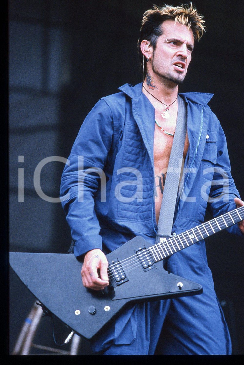 35mm vintage slide* 2000 Milan (?) METHODS OF MAYHEM Tommy Lee in concert (6)   Diapositiva d'epoca, in formato 35 mm CONDIZIONI: GOODTutti i diritti riservati.E' severamente vietata la riproduzione. ICharta mette in vendita, sul negozio eBay e in esclusiva sul sito "icharta" il proprio archivio composto da numerose diapositive e negativi fotografici d'epoca, tutti originali e autentici, che attraversano la storia del costume italiano tra gli la fine degli anni Sessanta e Novanta.Si tratta di uno sguardo inedito sull'attualit&agrave;, la politica, la vita quotidiana, il gossip e la cultura, che fotografa il cambiamento della nazione in quest'ultimo scorcio del XX secolo. Un'occasione unica per il mercato del collezionismo, che vede finalmente disponibile un archivio eccezionale per vastit&agrave;, tematiche e condizioni, in un settore (il negativo fotografico e la diapositiva) di assoluta novit&agrave; e dalle interessanti prospettive di investimento.  originale e autentica 1