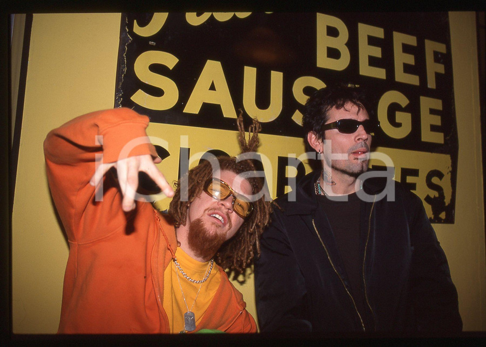 35mm vintage slide* 2000 Milan METHODS OF MAYHEM Tommy Lee and TiLo   Diapositiva d'epoca, in formato 35 mm. CONDIZIONI: GOODTutti i diritti riservati.E' severamente vietata la riproduzione. ICharta mette in vendita, sul negozio eBay e in esclusiva sul sito "icharta" il proprio archivio composto da numerose diapositive e negativi fotografici d'epoca, tutti originali e autentici, che attraversano la storia del costume italiano tra gli la fine degli anni Sessanta e Novanta.Si tratta di uno sguardo inedito sull'attualit&agrave;, la politica, la vita quotidiana, il gossip e la cultura, che fotografa il cambiamento della nazione in quest'ultimo scorcio del XX secolo. Un'occasione unica per il mercato del collezionismo, che vede finalmente disponibile un archivio eccezionale per vastit&agrave;, tematiche e condizioni, in un settore (il negativo fotografico e la diapositiva) di assoluta novit&agrave; e dalle interessanti prospettive di investimento.  originale e autentica 1