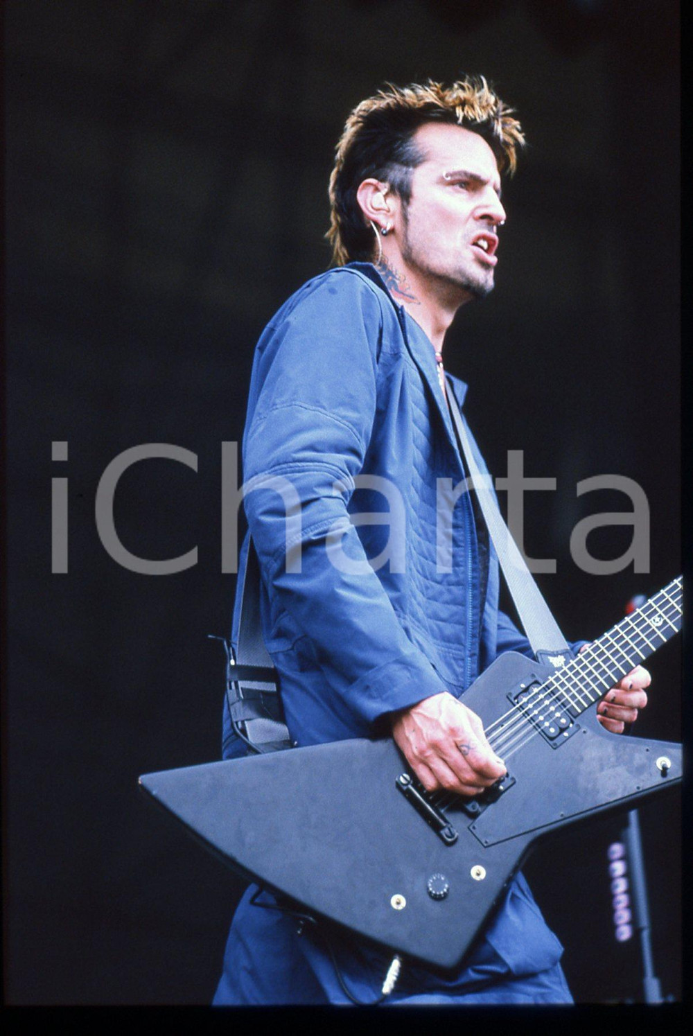 35mm vintage slide* 2000 Milan (?) METHODS OF MAYHEM Tommy Lee in concert (2)   Diapositiva d'epoca, in formato 35 mm. CONDIZIONI: GOODTutti i diritti riservati.E' severamente vietata la riproduzione. ICharta mette in vendita, sul negozio eBay e in esclusiva sul sito "icharta" il proprio archivio composto da numerose diapositive e negativi fotografici d'epoca, tutti originali e autentici, che attraversano la storia del costume italiano tra gli la fine degli anni Sessanta e Novanta.Si tratta di uno sguardo inedito sull'attualit&agrave;, la politica, la vita quotidiana, il gossip e la cultura, che fotografa il cambiamento della nazione in quest'ultimo scorcio del XX secolo. Un'occasione unica per il mercato del collezionismo, che vede finalmente disponibile un archivio eccezionale per vastit&agrave;, tematiche e condizioni, in un settore (il negativo fotografico e la diapositiva) di assoluta novit&agrave; e dalle interessanti prospettive di investimento.  originale e autentica 1