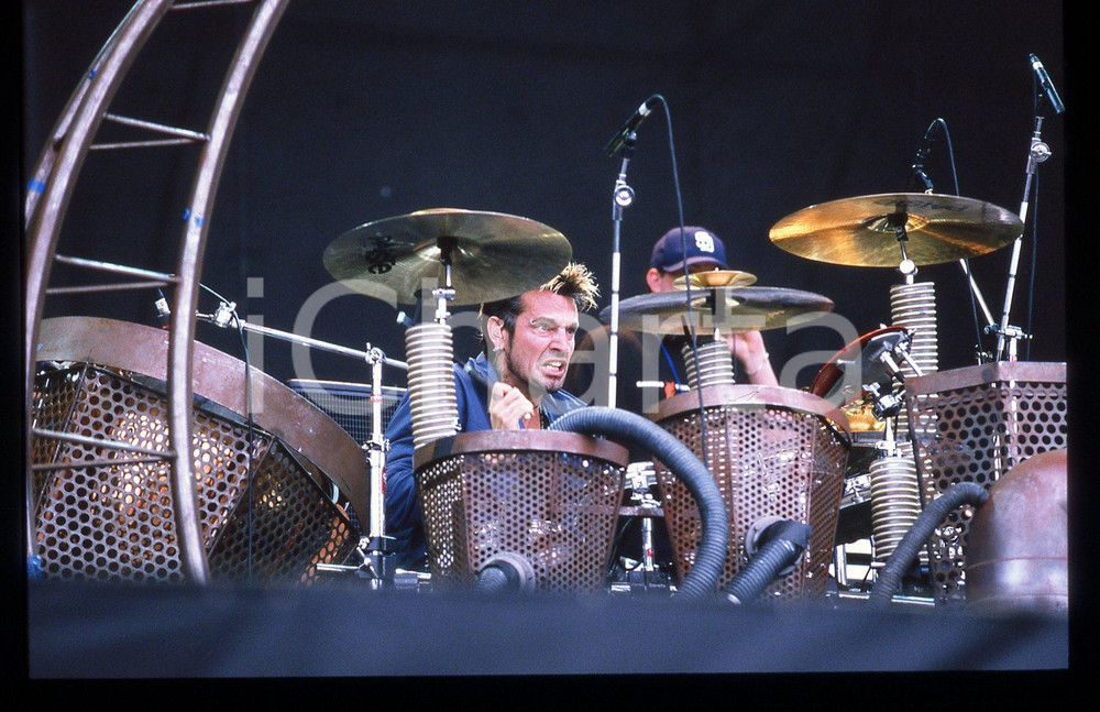 35mm vintage slide* 2000 Milan (?) METHODS OF MAYHEM Tommy Lee in concert (3)   Diapositiva d'epoca, in formato 35 mm. CONDIZIONI: GOODTutti i diritti riservati.E' severamente vietata la riproduzione. ICharta mette in vendita, sul negozio eBay e in esclusiva sul sito "icharta" il proprio archivio composto da numerose diapositive e negativi fotografici d'epoca, tutti originali e autentici, che attraversano la storia del costume italiano tra gli la fine degli anni Sessanta e Novanta.Si tratta di uno sguardo inedito sull'attualit&agrave;, la politica, la vita quotidiana, il gossip e la cultura, che fotografa il cambiamento della nazione in quest'ultimo scorcio del XX secolo. Un'occasione unica per il mercato del collezionismo, che vede finalmente disponibile un archivio eccezionale per vastit&agrave;, tematiche e condizioni, in un settore (il negativo fotografico e la diapositiva) di assoluta novit&agrave; e dalle interessanti prospettive di investimento.  originale e autentica 1