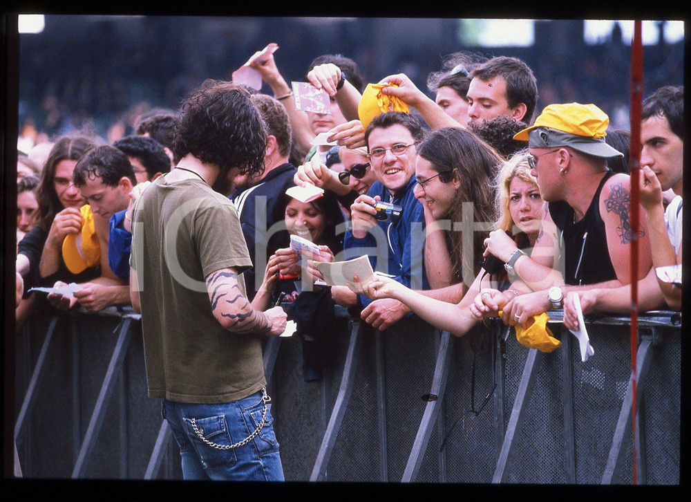 35mm vintage slide* 2000 Milan (?) METHODS OF MAYHEM in concert *the fans (2)   Diapositiva d'epoca, in formato 35 mm. CONDIZIONI: GOODTutti i diritti riservati.E' severamente vietata la riproduzione. ICharta mette in vendita, sul negozio eBay e in esclusiva sul sito "icharta" il proprio archivio composto da numerose diapositive e negativi fotografici d'epoca, tutti originali e autentici, che attraversano la storia del costume italiano tra gli la fine degli anni Sessanta e Novanta.Si tratta di uno sguardo inedito sull'attualit&agrave;, la politica, la vita quotidiana, il gossip e la cultura, che fotografa il cambiamento della nazione in quest'ultimo scorcio del XX secolo. Un'occasione unica per il mercato del collezionismo, che vede finalmente disponibile un archivio eccezionale per vastit&agrave;, tematiche e condizioni, in un settore (il negativo fotografico e la diapositiva) di assoluta novit&agrave; e dalle interessanti prospettive di investimento.  originale e autentica 1