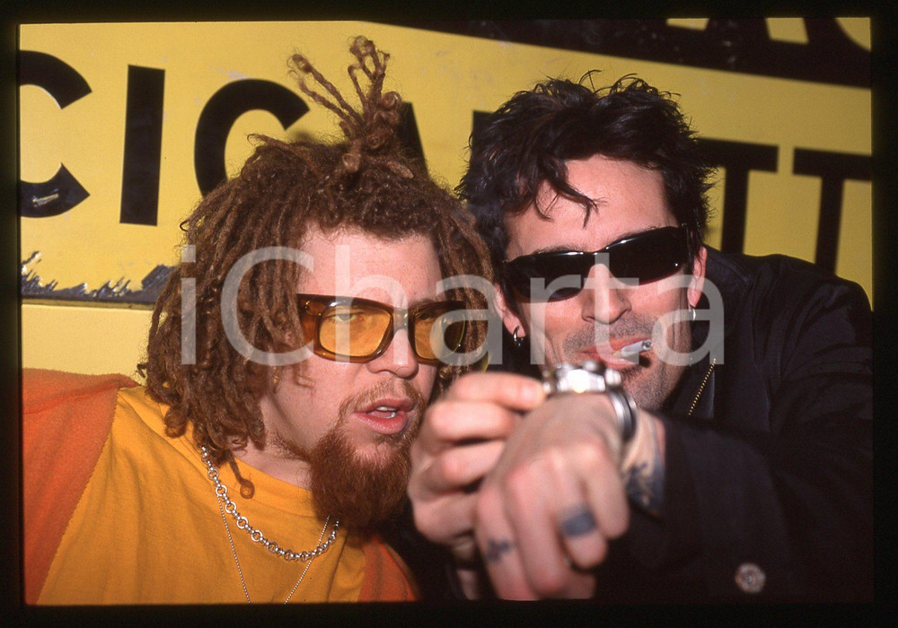 35mm vintage slide* 2000 Milan (?) METHODS OF MAYHEM Tommy Lee and TiLo (4)   Diapositiva d'epoca, in formato 35 mm. CONDIZIONI: GOODTutti i diritti riservati.E' severamente vietata la riproduzione. ICharta mette in vendita, sul negozio eBay e in esclusiva sul sito "icharta" il proprio archivio composto da numerose diapositive e negativi fotografici d'epoca, tutti originali e autentici, che attraversano la storia del costume italiano tra gli la fine degli anni Sessanta e Novanta.Si tratta di uno sguardo inedito sull'attualit&agrave;, la politica, la vita quotidiana, il gossip e la cultura, che fotografa il cambiamento della nazione in quest'ultimo scorcio del XX secolo. Un'occasione unica per il mercato del collezionismo, che vede finalmente disponibile un archivio eccezionale per vastit&agrave;, tematiche e condizioni, in un settore (il negativo fotografico e la diapositiva) di assoluta novit&agrave; e dalle interessanti prospettive di investimento.  originale e autentica 1