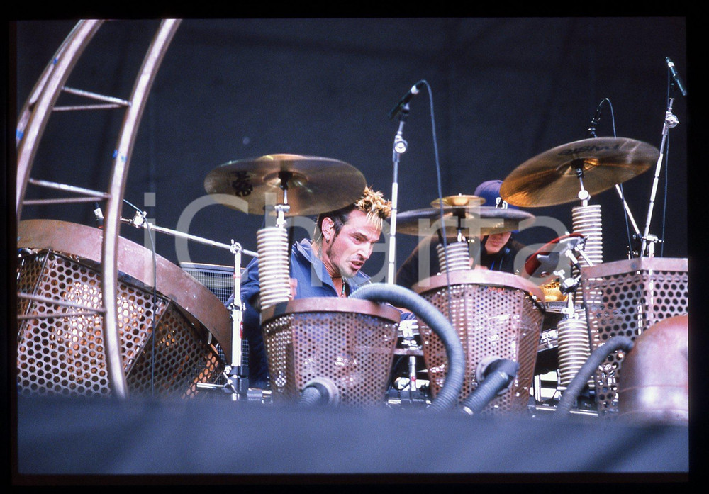 35mm vintage slide* 2000 Milan (?) METHODS OF MAYHEM Tommy Lee in concert (4)   Diapositiva d'epoca, in formato 35 mm. CONDIZIONI: GOODTutti i diritti riservati.E' severamente vietata la riproduzione. ICharta mette in vendita, sul negozio eBay e in esclusiva sul sito "icharta" il proprio archivio composto da numerose diapositive e negativi fotografici d'epoca, tutti originali e autentici, che attraversano la storia del costume italiano tra gli la fine degli anni Sessanta e Novanta.Si tratta di uno sguardo inedito sull'attualit&agrave;, la politica, la vita quotidiana, il gossip e la cultura, che fotografa il cambiamento della nazione in quest'ultimo scorcio del XX secolo. Un'occasione unica per il mercato del collezionismo, che vede finalmente disponibile un archivio eccezionale per vastit&agrave;, tematiche e condizioni, in un settore (il negativo fotografico e la diapositiva) di assoluta novit&agrave; e dalle interessanti prospettive di investimento.  originale e autentica 1