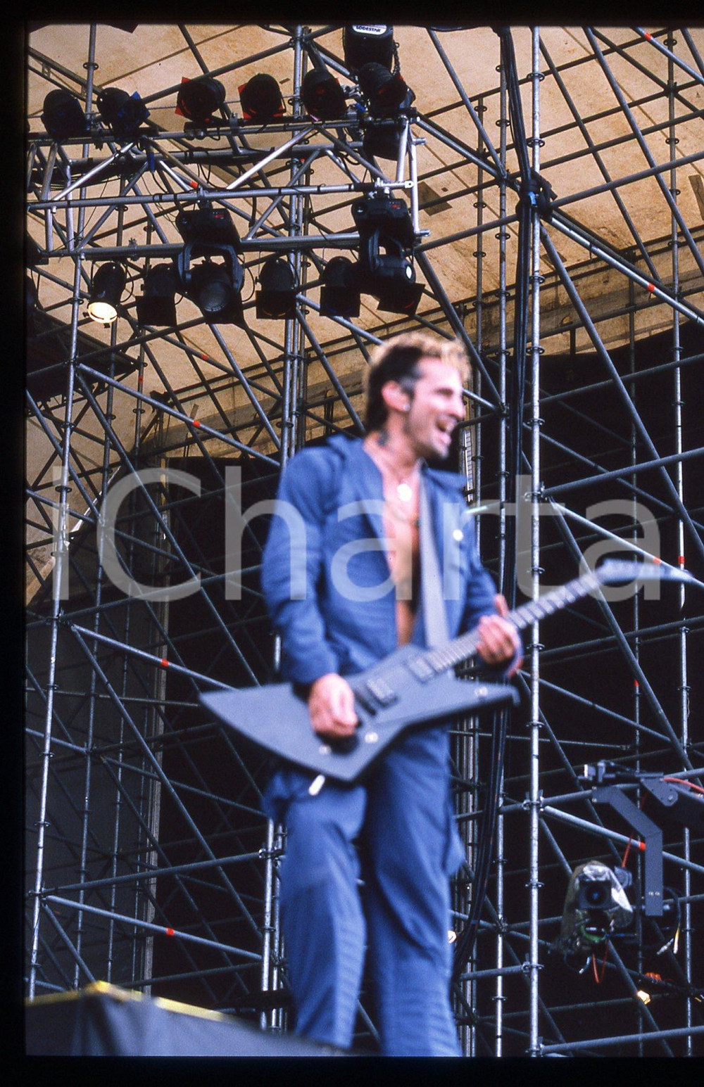 35mm vintage slide* 2000 Milan (?) METHODS OF MAYHEM Tommy Lee in concert (5)   Diapositiva d'epoca, in formato 35 mm. CONDIZIONI: GOODTutti i diritti riservati.E' severamente vietata la riproduzione. ICharta mette in vendita, sul negozio eBay e in esclusiva sul sito "icharta" il proprio archivio composto da numerose diapositive e negativi fotografici d'epoca, tutti originali e autentici, che attraversano la storia del costume italiano tra gli la fine degli anni Sessanta e Novanta.Si tratta di uno sguardo inedito sull'attualit&agrave;, la politica, la vita quotidiana, il gossip e la cultura, che fotografa il cambiamento della nazione in quest'ultimo scorcio del XX secolo. Un'occasione unica per il mercato del collezionismo, che vede finalmente disponibile un archivio eccezionale per vastit&agrave;, tematiche e condizioni, in un settore (il negativo fotografico e la diapositiva) di assoluta novit&agrave; e dalle interessanti prospettive di investimento.  originale e autentica 1