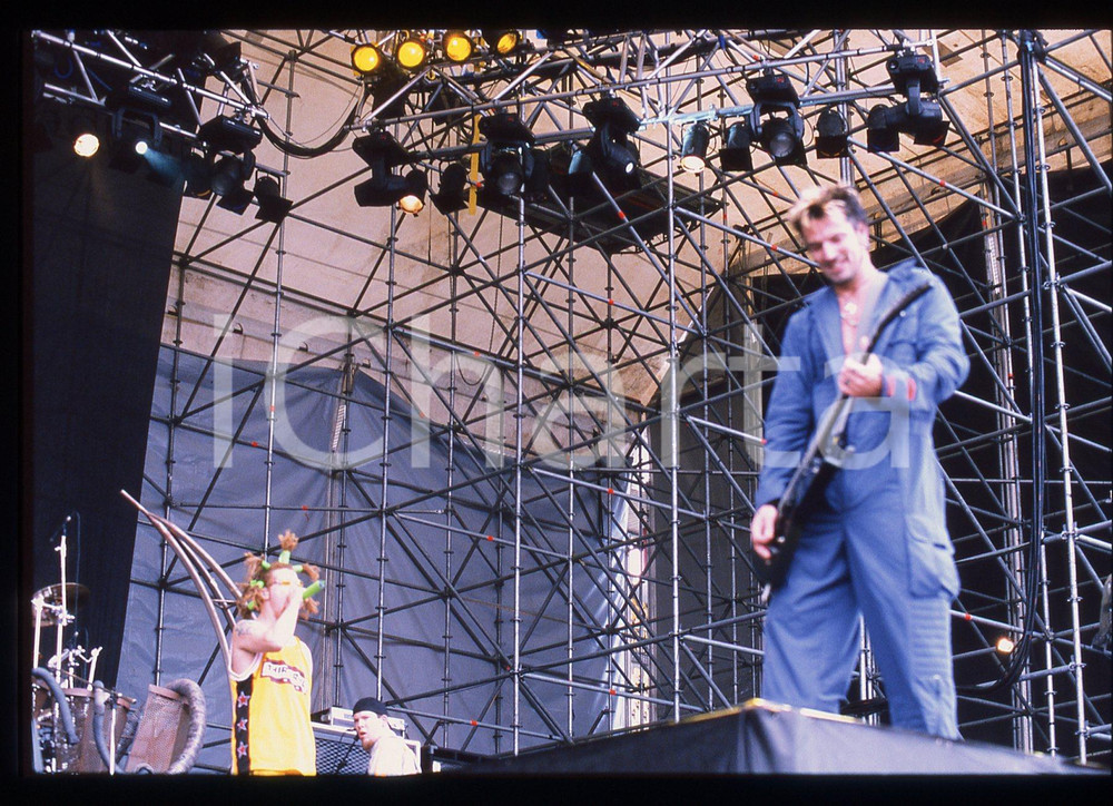 35mm vintage slide** 2000 Milan (?) METHODS OF MAYHEM in concert   Diapositiva d'epoca, in formato 35 mm. CONDIZIONI: GOODTutti i diritti riservati.E' severamente vietata la riproduzione. ICharta mette in vendita, sul negozio eBay e in esclusiva sul sito "icharta" il proprio archivio composto da numerose diapositive e negativi fotografici d'epoca, tutti originali e autentici, che attraversano la storia del costume italiano tra gli la fine degli anni Sessanta e Novanta.Si tratta di uno sguardo inedito sull'attualit&agrave;, la politica, la vita quotidiana, il gossip e la cultura, che fotografa il cambiamento della nazione in quest'ultimo scorcio del XX secolo. Un'occasione unica per il mercato del collezionismo, che vede finalmente disponibile un archivio eccezionale per vastit&agrave;, tematiche e condizioni, in un settore (il negativo fotografico e la diapositiva) di assoluta novit&agrave; e dalle interessanti prospettive di investimento.  originale e autentica 1