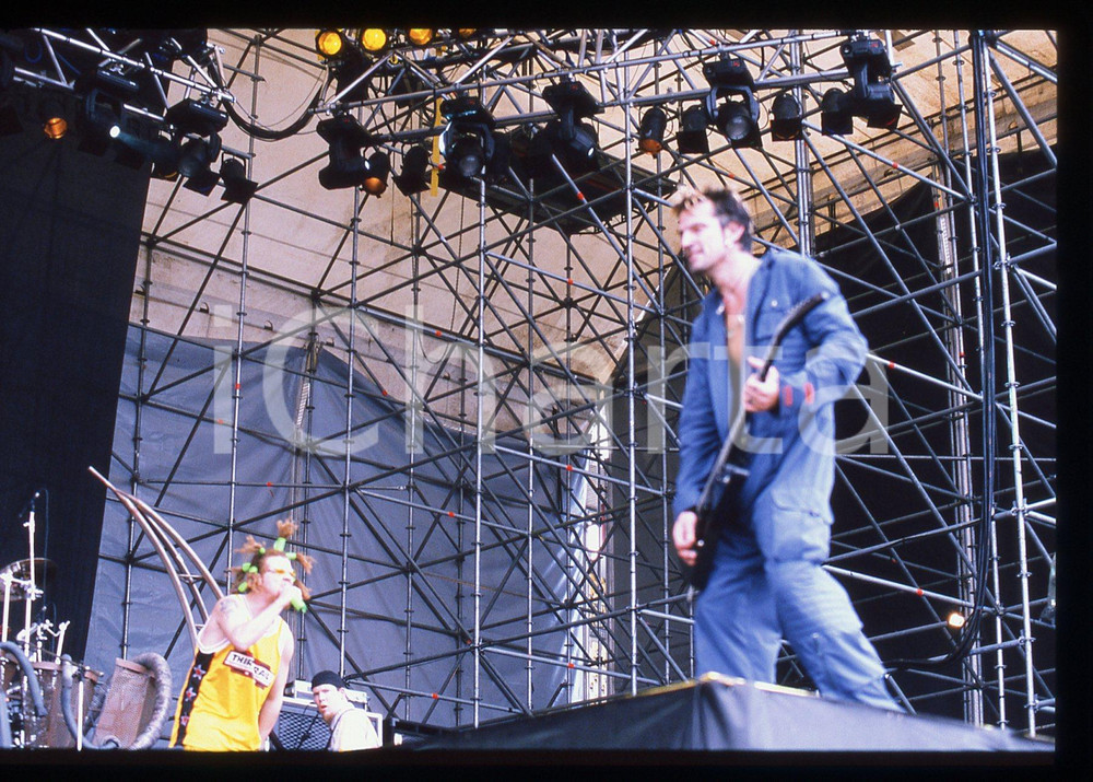 35mm vintage slide*** 2000 Milan (?) METHODS OF MAYHEM in concert   Diapositiva d'epoca, in formato 35 mm. CONDIZIONI: GOODTutti i diritti riservati.E' severamente vietata la riproduzione. ICharta mette in vendita, sul negozio eBay e in esclusiva sul sito "icharta" il proprio archivio composto da numerose diapositive e negativi fotografici d'epoca, tutti originali e autentici, che attraversano la storia del costume italiano tra gli la fine degli anni Sessanta e Novanta.Si tratta di uno sguardo inedito sull'attualit&agrave;, la politica, la vita quotidiana, il gossip e la cultura, che fotografa il cambiamento della nazione in quest'ultimo scorcio del XX secolo. Un'occasione unica per il mercato del collezionismo, che vede finalmente disponibile un archivio eccezionale per vastit&agrave;, tematiche e condizioni, in un settore (il negativo fotografico e la diapositiva) di assoluta novit&agrave; e dalle interessanti prospettive di investimento.  originale e autentica 1