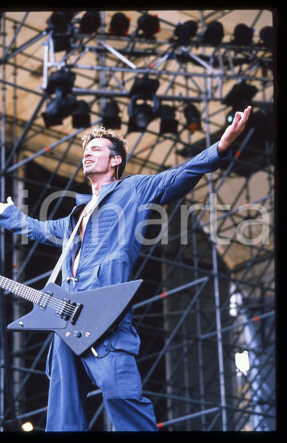 35mm vintage slide* 2000 Milan METHODS OF MAYHEM Tommy Lee in concert   Diapositiva d'epoca, in formato 35 mm. CONDIZIONI: GOODTutti i diritti riservati.E' severamente vietata la riproduzione. ICharta mette in vendita, sul negozio eBay e in esclusiva sul sito "icharta" il proprio archivio composto da numerose diapositive e negativi fotografici d'epoca, tutti originali e autentici, che attraversano la storia del costume italiano tra gli la fine degli anni Sessanta e Novanta.Si tratta di uno sguardo inedito sull'attualit&agrave;, la politica, la vita quotidiana, il gossip e la cultura, che fotografa il cambiamento della nazione in quest'ultimo scorcio del XX secolo. Un'occasione unica per il mercato del collezionismo, che vede finalmente disponibile un archivio eccezionale per vastit&agrave;, tematiche e condizioni, in un settore (il negativo fotografico e la diapositiva) di assoluta novit&agrave; e dalle interessanti prospettive di investimento.  originale e autentica 1