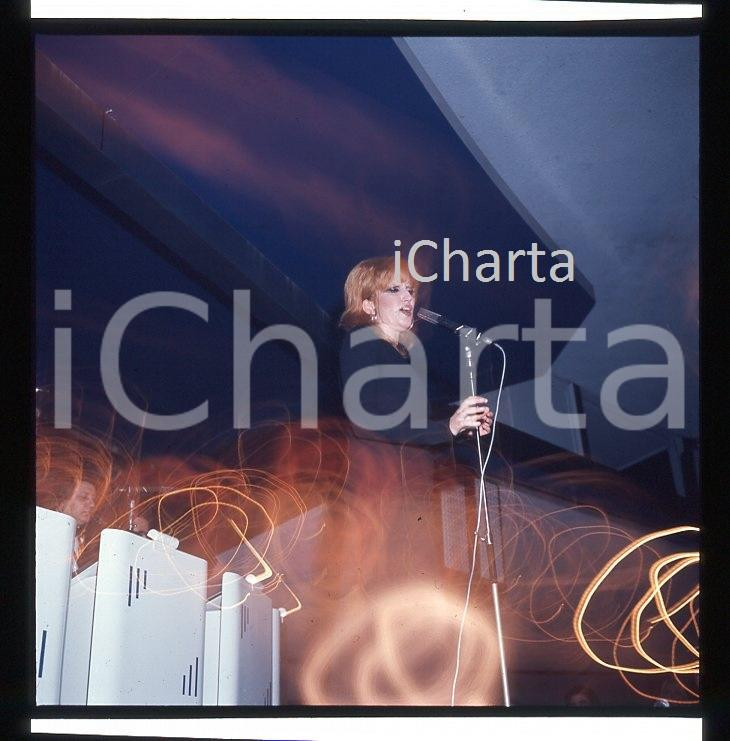 6X6cm NEGATIVO ORIGINALE *1975 circa MINA in concerto autentico VINTAGE**   Negativo originale a colori, in formato cm 6 x 6 CONDIZIONI: GOOD E' SEVERAMENTE VIETATA LA RIPRODUZIONE.TUTTI I DIRITTI SONO RISERVATI.ICharta mette in vendita, sul negozio eBay e in esclusiva sul sito "icharta" il proprio archivio composto da numerose diapositive e negativi fotografici d'epoca, tutti originali e autentici, che attraversano la storia del costume italiano tra gli la fine degli anni Sessanta e Novanta.Si tratta di uno sguardo inedito sull'attualit&agrave;, la politica, la vita quotidiana, il gossip e la cultura, che fotografa il cambiamento della nazione in quest'ultimo scorcio del XX secolo. Un'occasione unica per il mercato del collezionismo, che vede finalmente disponibile un archivio eccezionale per vastit&agrave;, tematiche e condizioni, in un settore (il negativo fotografico e la diapositiva) di assoluta novit&agrave; e dalle interessanti prospettive di investimento.  originale e autentica 1