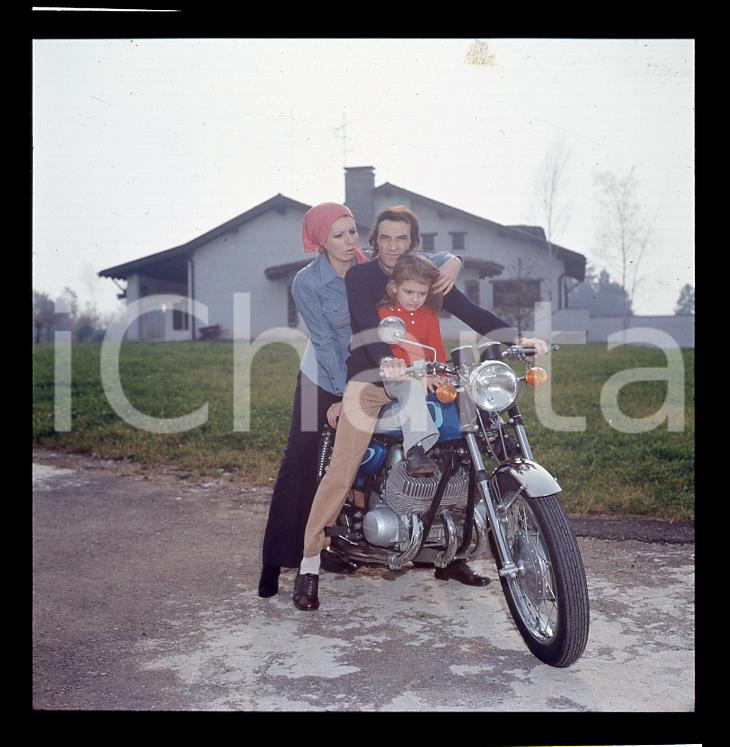 6X6cm NEGATIVO ORIGINALE * 1975ca Iva ZANICCHI Antonio ANSOLDI su KAWASAKI (2)