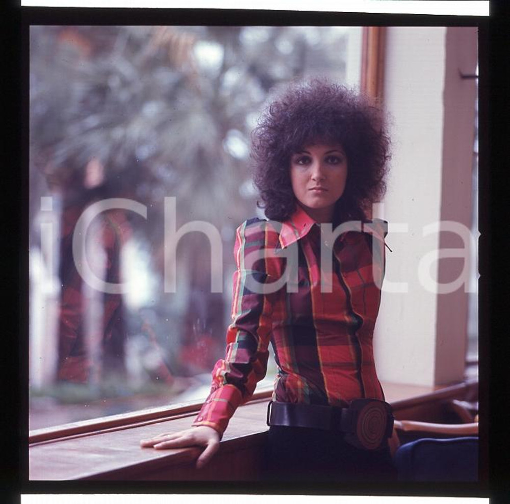 6X6cm NEGATIVO ORIGINALE * 1975 circa MARCELLA BELLA  alla finestra (4)