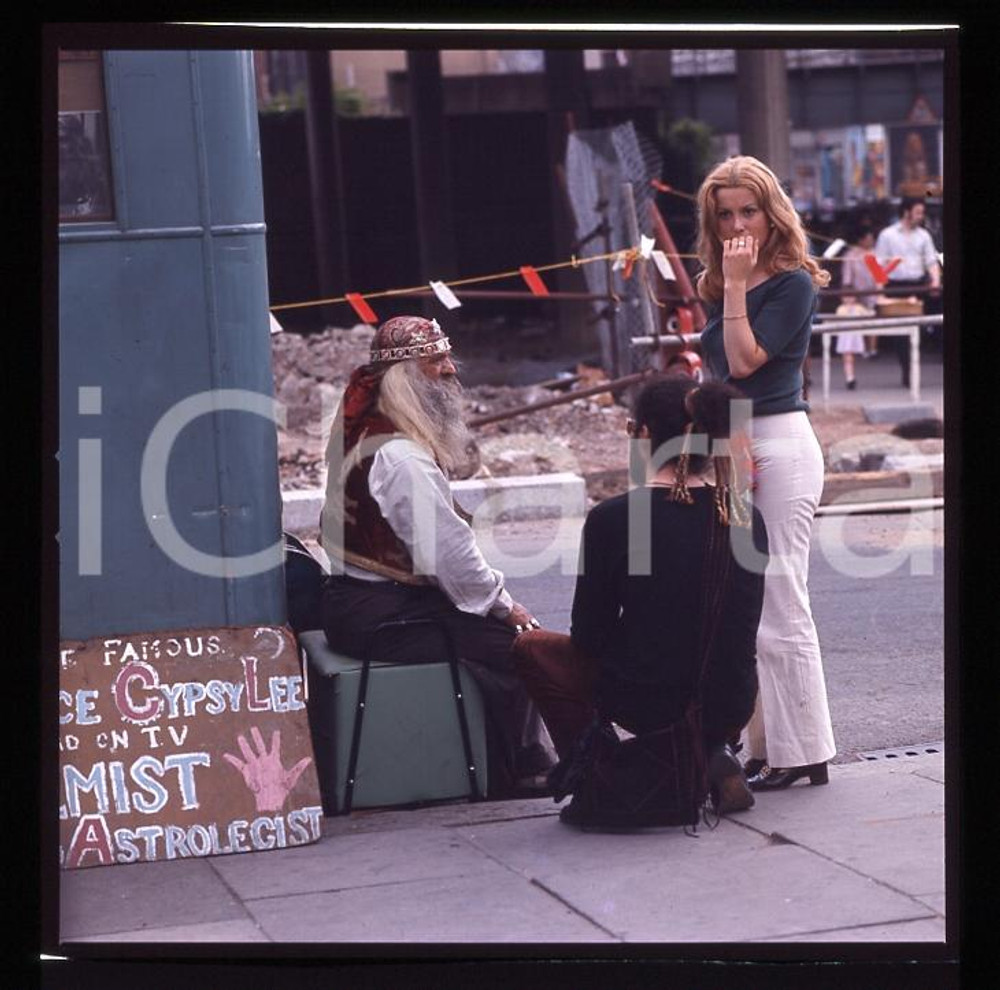 1970ca MONDO HIPPIE (HIPPY) GIPSY LEE ASTROLOGIST *DIAPOSITIVA ORIGINALE 2   Positivo fotografico originale d'epoca a colori su pellicola  E' SEVERAMENTE VIETATA LA RIPRODUZIONE.TUTTI I DIRITTI SONO RISERVATI.ICharta mette in vendita, sul negozio eBay e in esclusiva sul sito "icharta" il proprio archivio composto da numerose diapositive e negativi fotografici d'epoca, tutti originali e autentici, che attraversano la storia del costume italiano tra gli la fine degli anni Sessanta e Novanta.Si tratta di uno sguardo inedito sull'attualità, la politica, la vita quotidiana, il gossip e la cultura, che fotografa il cambiamento della nazione in quest'ultimo scorcio del XX secolo. Un'occasione unica per il mercato del collezionismo, che vede finalmente disponibile un archivio eccezionale per vastità, tematiche e condizioni, in un settore (il negativo fotografico e la diapositiva) di assoluta novità e dalle interessanti prospettive di investimento. CONDIZIONI:FAIR/discretoFORMATO: cm 6 x 6 originale e autentica 1