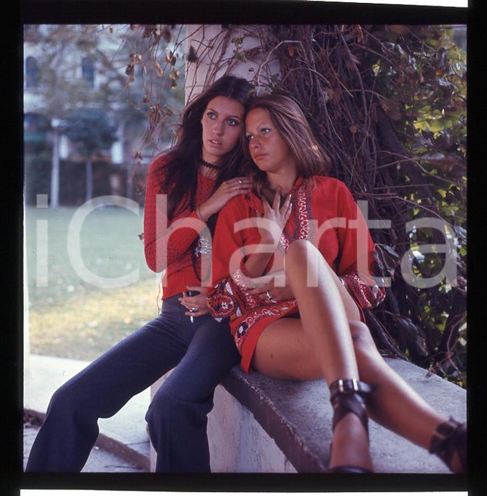 1970ca MILANO MONDO BEAT Ragazze in posa *DIAPOSITIVA ORIGINALE 2   Positivo fotografico originale d'epoca a colori su pellicola  E' SEVERAMENTE VIETATA LA RIPRODUZIONE.TUTTI I DIRITTI SONO RISERVATI.ICharta mette in vendita, sul negozio eBay e in esclusiva sul sito "icharta" il proprio archivio composto da numerose diapositive e negativi fotografici d'epoca, tutti originali e autentici, che attraversano la storia del costume italiano tra gli la fine degli anni Sessanta e Novanta.Si tratta di uno sguardo inedito sull'attualità, la politica, la vita quotidiana, il gossip e la cultura, che fotografa il cambiamento della nazione in quest'ultimo scorcio del XX secolo. Un'occasione unica per il mercato del collezionismo, che vede finalmente disponibile un archivio eccezionale per vastità, tematiche e condizioni, in un settore (il negativo fotografico e la diapositiva) di assoluta novità e dalle interessanti prospettive di investimento. CONDIZIONI:FAIR/discretoFORMATO: cm 6 x 6 originale e autentica 1
