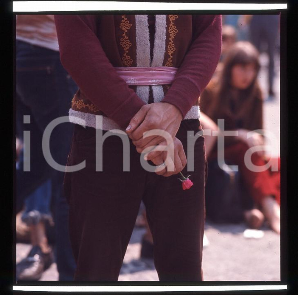 1970ca MONDO HIPPIE (HIPPY) Ragazzo con rosa tra le mani *DIAPOSITIVA ORIGINALE   Positivo fotografico originale d'epoca a colori su pellicola  E' SEVERAMENTE VIETATA LA RIPRODUZIONE.TUTTI I DIRITTI SONO RISERVATI.ICharta mette in vendita, sul negozio eBay e in esclusiva sul sito "icharta" il proprio archivio composto da numerose diapositive e negativi fotografici d'epoca, tutti originali e autentici, che attraversano la storia del costume italiano tra gli la fine degli anni Sessanta e Novanta.Si tratta di uno sguardo inedito sull'attualità, la politica, la vita quotidiana, il gossip e la cultura, che fotografa il cambiamento della nazione in quest'ultimo scorcio del XX secolo. Un'occasione unica per il mercato del collezionismo, che vede finalmente disponibile un archivio eccezionale per vastità, tematiche e condizioni, in un settore (il negativo fotografico e la diapositiva) di assoluta novità e dalle interessanti prospettive di investimento. CONDIZIONI:FAIR/discretoFORMATO: cm 6 x 6 originale e autentica 1