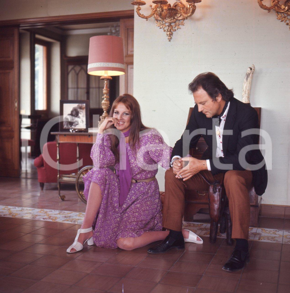 Fotografia d epoca originale 6X6cm NEGATIVO ORIGINALE  1975ca ANTONELLA LUALDI con FRANCO INTERLENGHI 1
