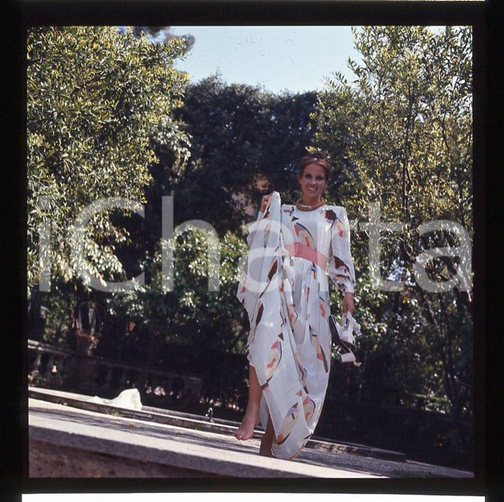 6X6cm NEGATIVO ORIGINALE * 1975ca ANTONELLA LUALDI ritratto in esterno *vintage
