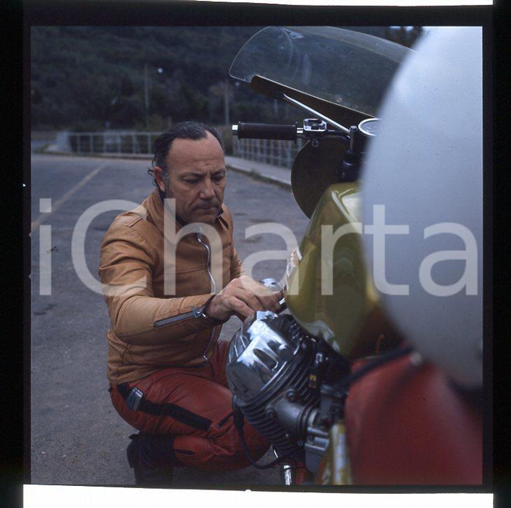 1970 circa CLAUDIO VILLA  controlla motocicletta*DIAPOSITIVA ORIGINALE D'EPOCA   Diapositiva originale d'epoca a colori, in formato cm 6 x 6  E' SEVERAMENTE VIETATA LA RIPRODUZIONE.TUTTI I DIRITTI SONO RISERVATI.ICharta mette in vendita, sul negozio eBay e in esclusiva sul sito "icharta" il proprio archivio composto da numerose diapositive e negativi fotografici d'epoca, tutti originali e autentici, che attraversano la storia del costume italiano tra gli la fine degli anni Sessanta e Novanta.Si tratta di uno sguardo inedito sull'attualità, la politica, la vita quotidiana, il gossip e la cultura, che fotografa il cambiamento della nazione in quest'ultimo scorcio del XX secolo. Un'occasione unica per il mercato del collezionismo, che vede finalmente disponibile un archivio eccezionale per vastità, tematiche e condizioni, in un settore (il negativo fotografico e la diapositiva) di assoluta novità e dalle interessanti prospettive di investimento.  originale e autentica 1