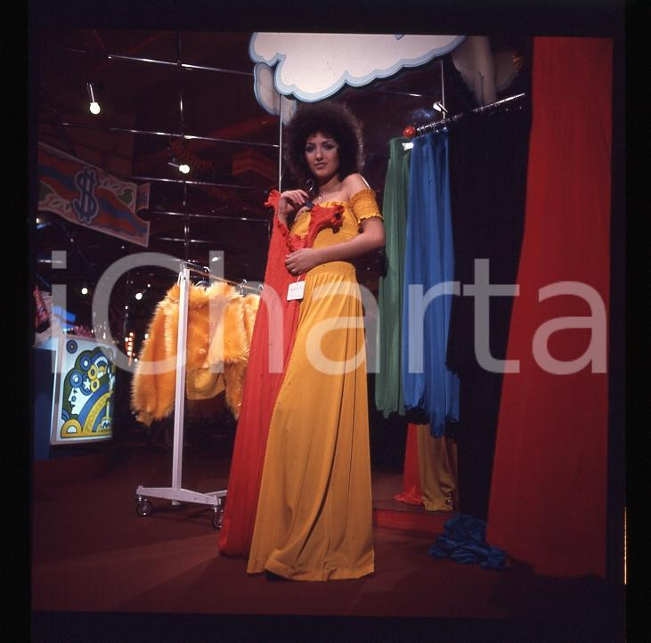 Fotografia d epoca originale 1970 circa MARCELLA BELLA prova abiti DIAPOSITIVA ORIGINALE D EPOCA 1