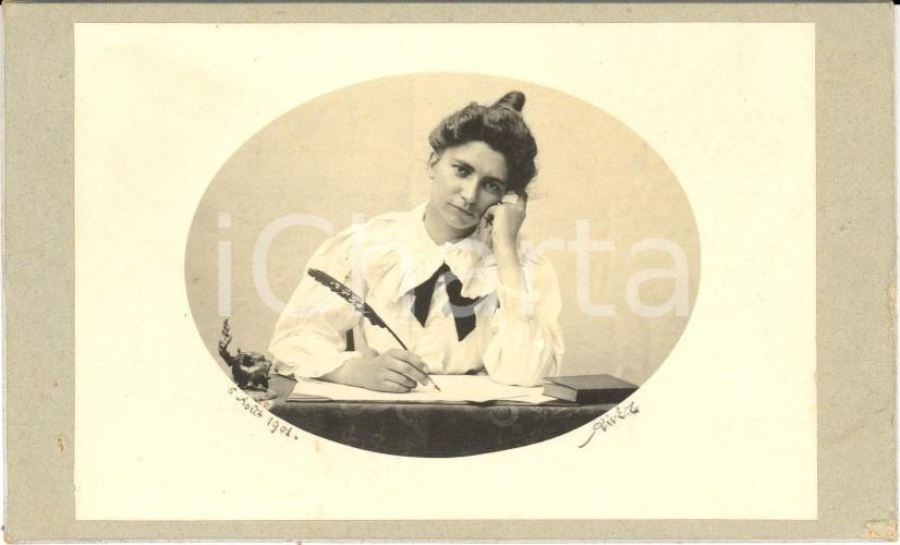 Fotografia d epoca originale 1901 LE MANS F Ritratto di giovane scrittrice pensierosa Fotografia RIVER 1