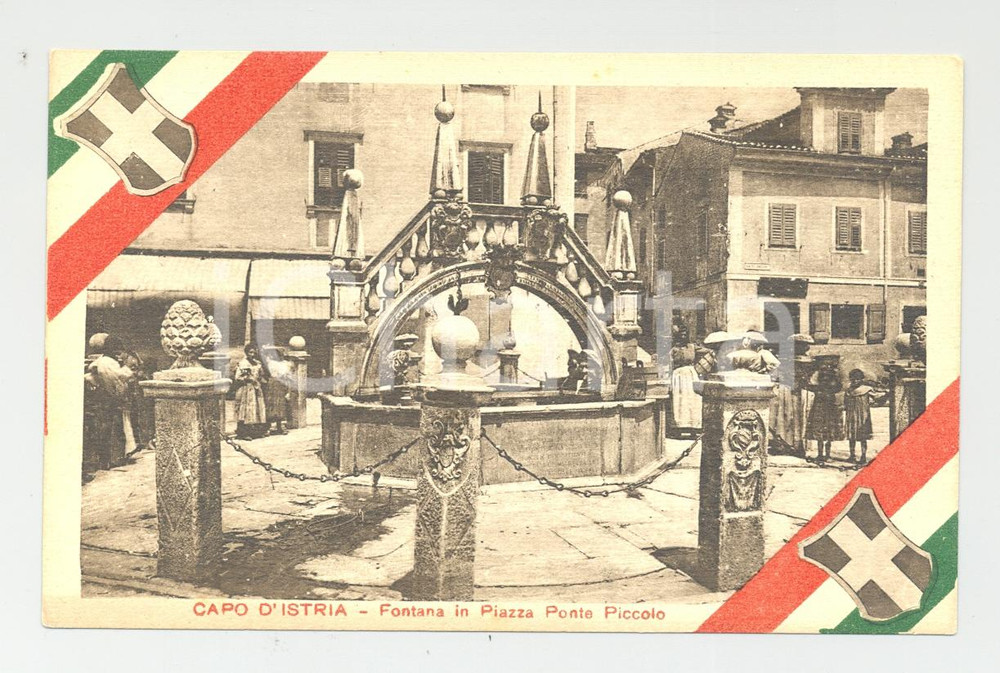 Cartolina originale da collezione 1920 ca CAPODISTRIA ITALIANA Fontana in piazza Ponte Piccolo *Cartolina animata 1