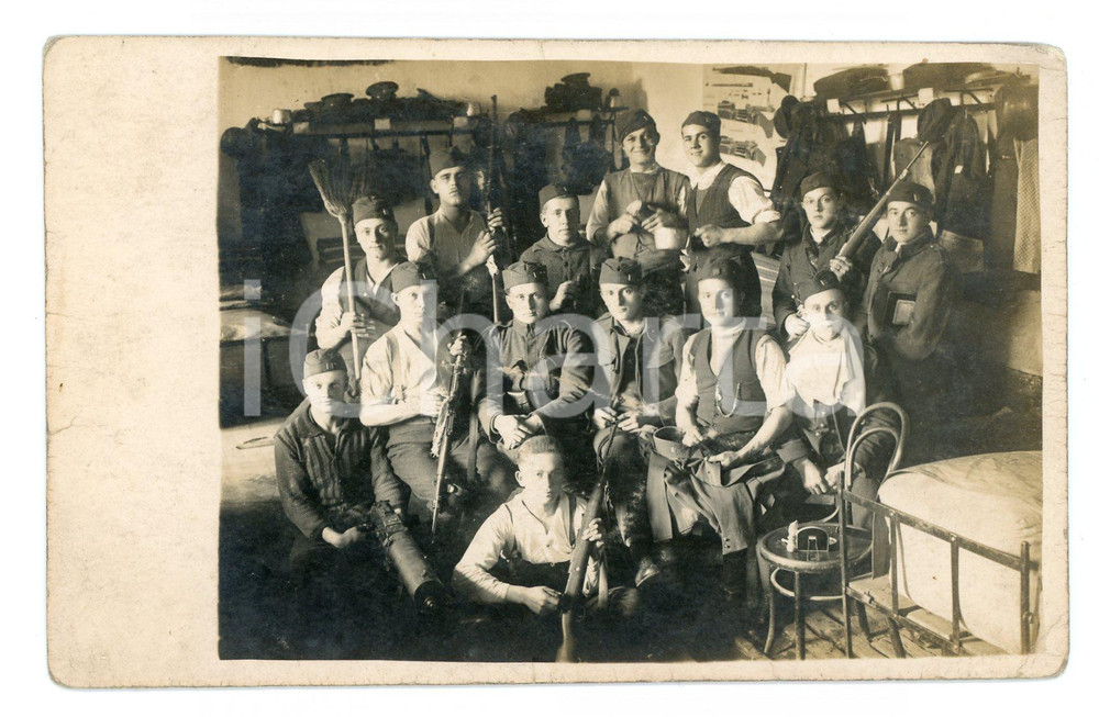 Fotografia d'epoca originale 1915 ca WW1 ESERCITO BELGIO Militari tra scope e baionette *Foto cartolina FP 1