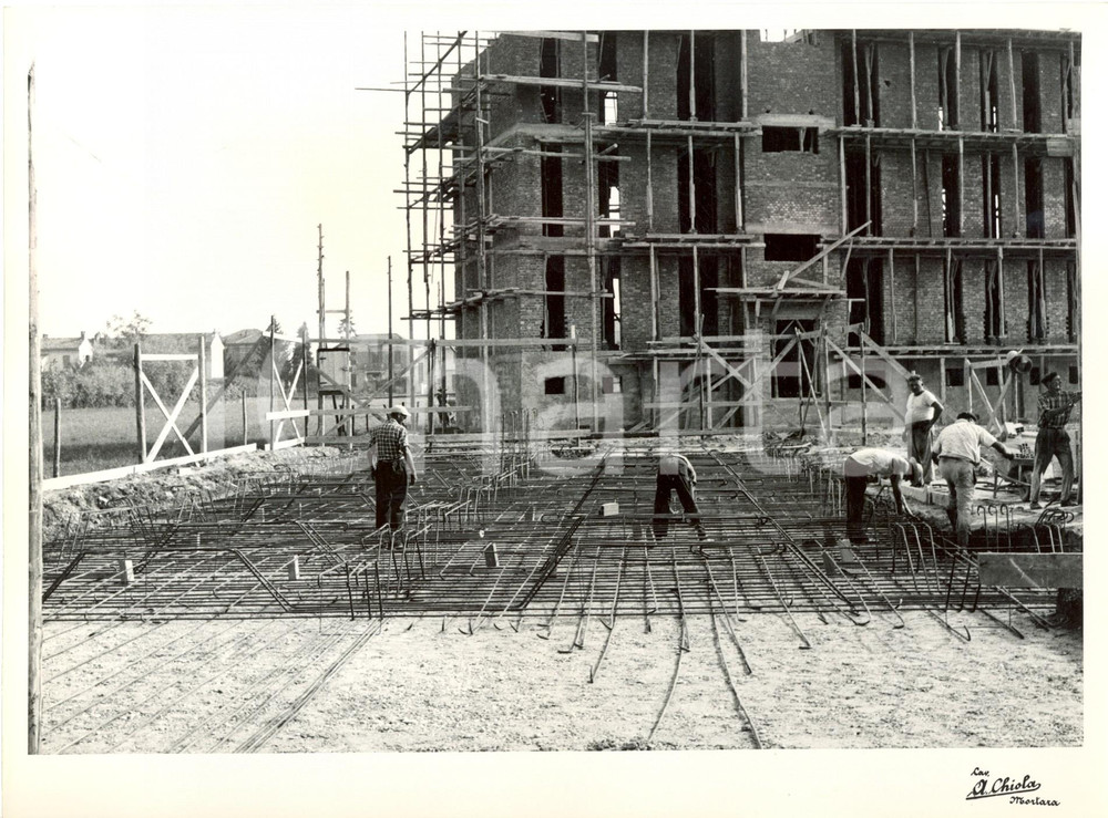 Fotografia d'epoca originale 1955 ca MORTARA (PV) Operai costruiscono nuove case popolari *Foto CHIOLA 1