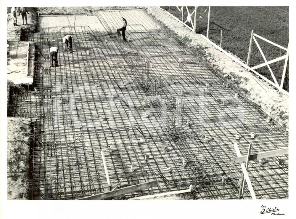 Fotografia d epoca originale 1955 ca MORTARA PV Operai cantiere edificio residenziale Foto CHIOLA 1