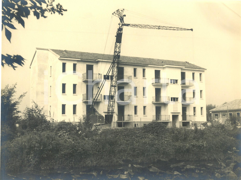 Fotografia d'epoca originale 1955 ca LANDRIANO (PV) Gru in cantiere costruzione nuovo edificio popolare *Foto 1