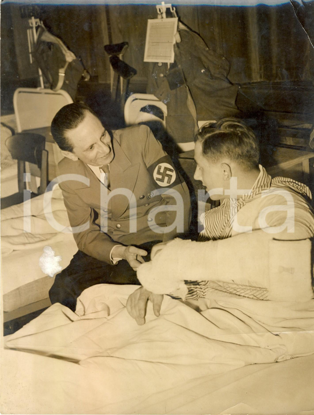 Fotografia d'epoca originale NATALE 1943 WWII Joseph GOEBBELS visita soldati all'ospedale Militare FOTOGRAFIA 1