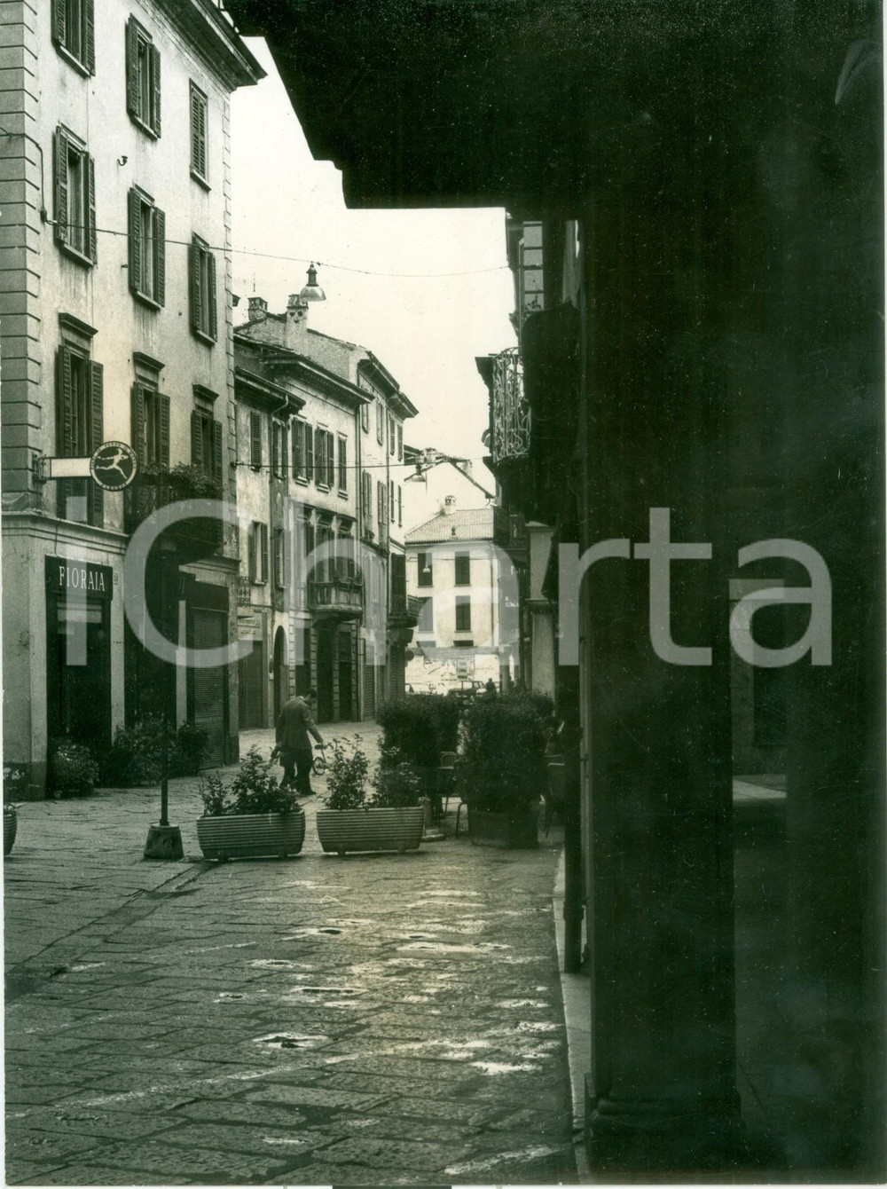 Fotografia d epoca originale 1960 ca VARESE Fioraia in una stradina vicino a Piazza MONTE GRAPPA Fotografia 1