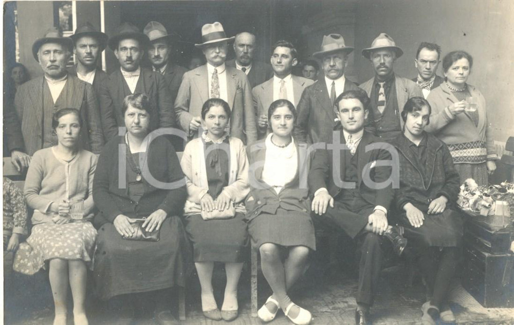 Fotografia d epoca originale 1920 ca COMO ? Foto di gruppo al circolo sociale con cesta di doni 1