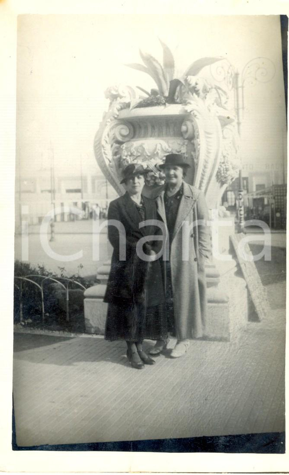 Fotografia d'epoca originale 1930 ca COMO (?) Donne in posa davanti alle terme con manifesto DUCE *Foto 1