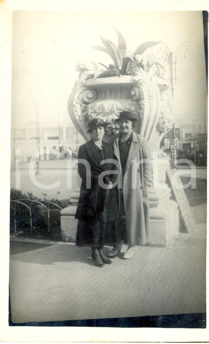 Fotografia d epoca originale 1930 ca COMO ? Donne in posa davanti alle terme con manifesto DUCE Foto 1