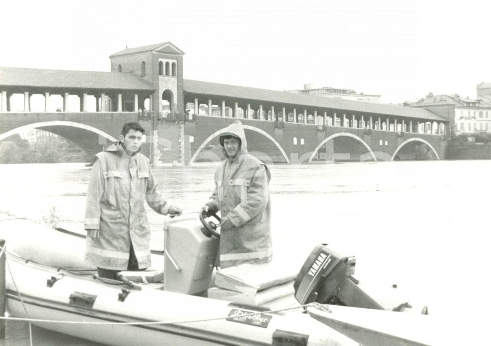 Fotografia d epoca originale 1994 PAVIA Soccorritori in barca al ponte coperto durante l alluvione Foto 1