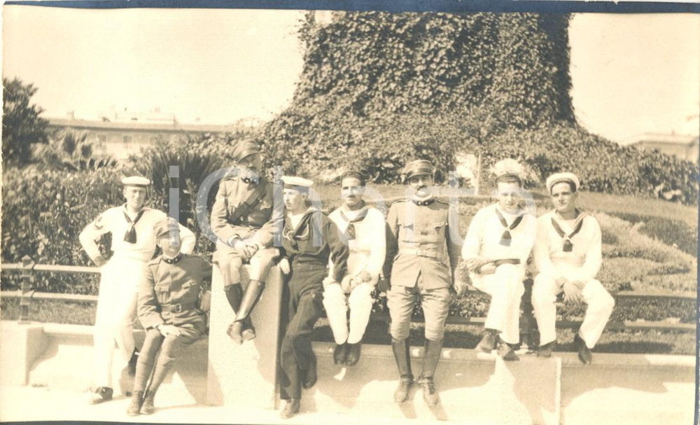 Fotografia d'epoca originale 1915 WW1 LA SPEZIA Ufficiali artiglieria e Regia Marina ai Giardini Pubblici (1) 1