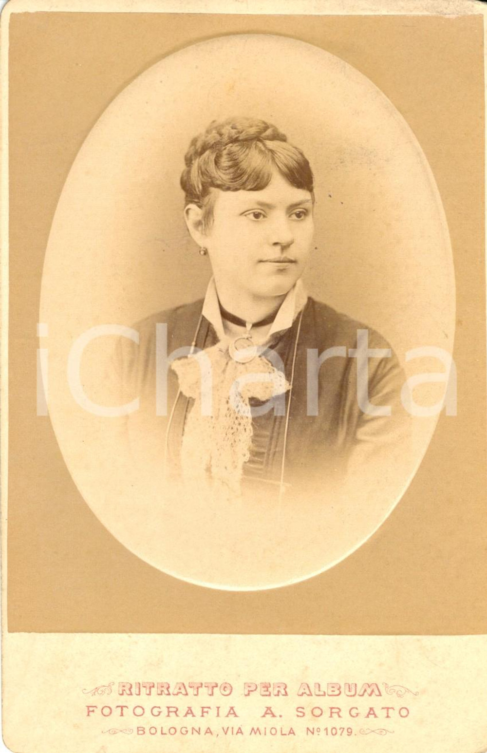Fotografia d epoca originale 1890 ca BOLOGNA Giovane donna con medaglione a stella Fotografia SORGATO 1