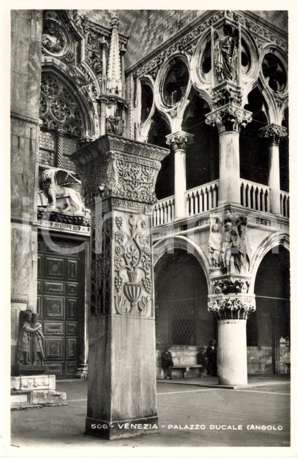 Cartolina originale da collezione 1940 ca VENEZIA Angolo esterno di PALAZZO DUCALE con statua TETRARCHI FP NV 1
