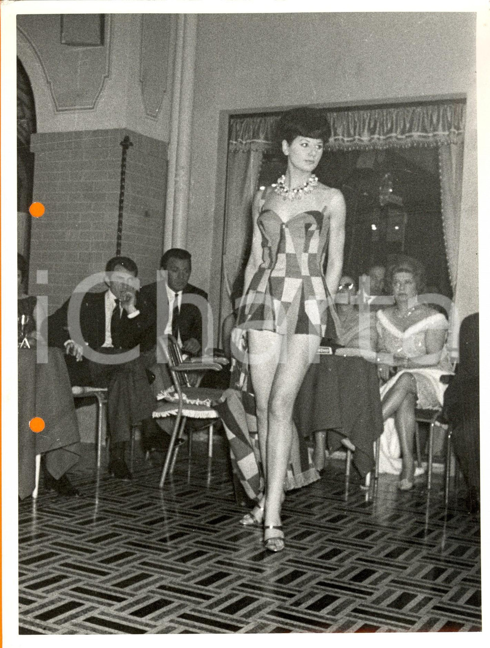 Fotografia d'epoca originale 1960 ca SALSOMAGGIORE TERME (PR) Modella sfila con abito e giacca a quadri *Foto 1