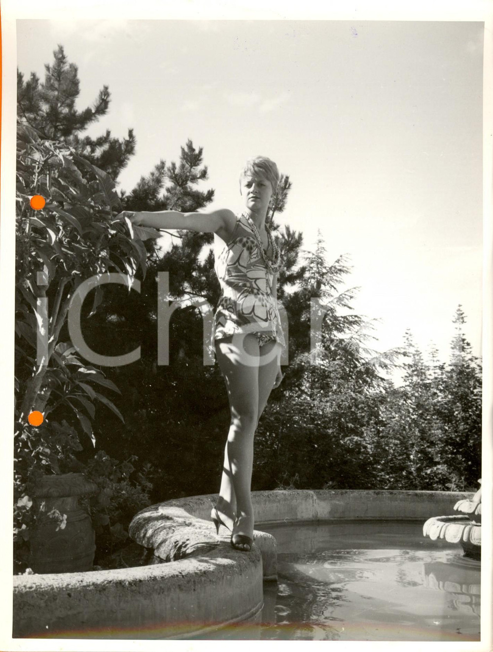 Fotografia d epoca originale 1960 ca SALSOMAGGIORE TERME PR Modella posa con costume a fiori e collana 1