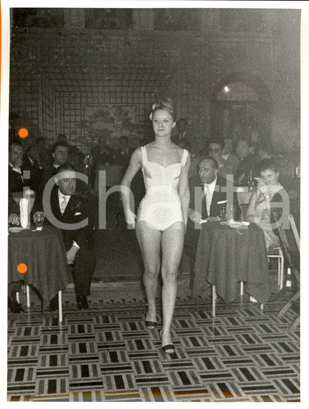 Fotografia d epoca originale 1960 ca SALSOMAGGIORE TERME PR Modella sfila in body bianco Foto MODA VINTAGE 1