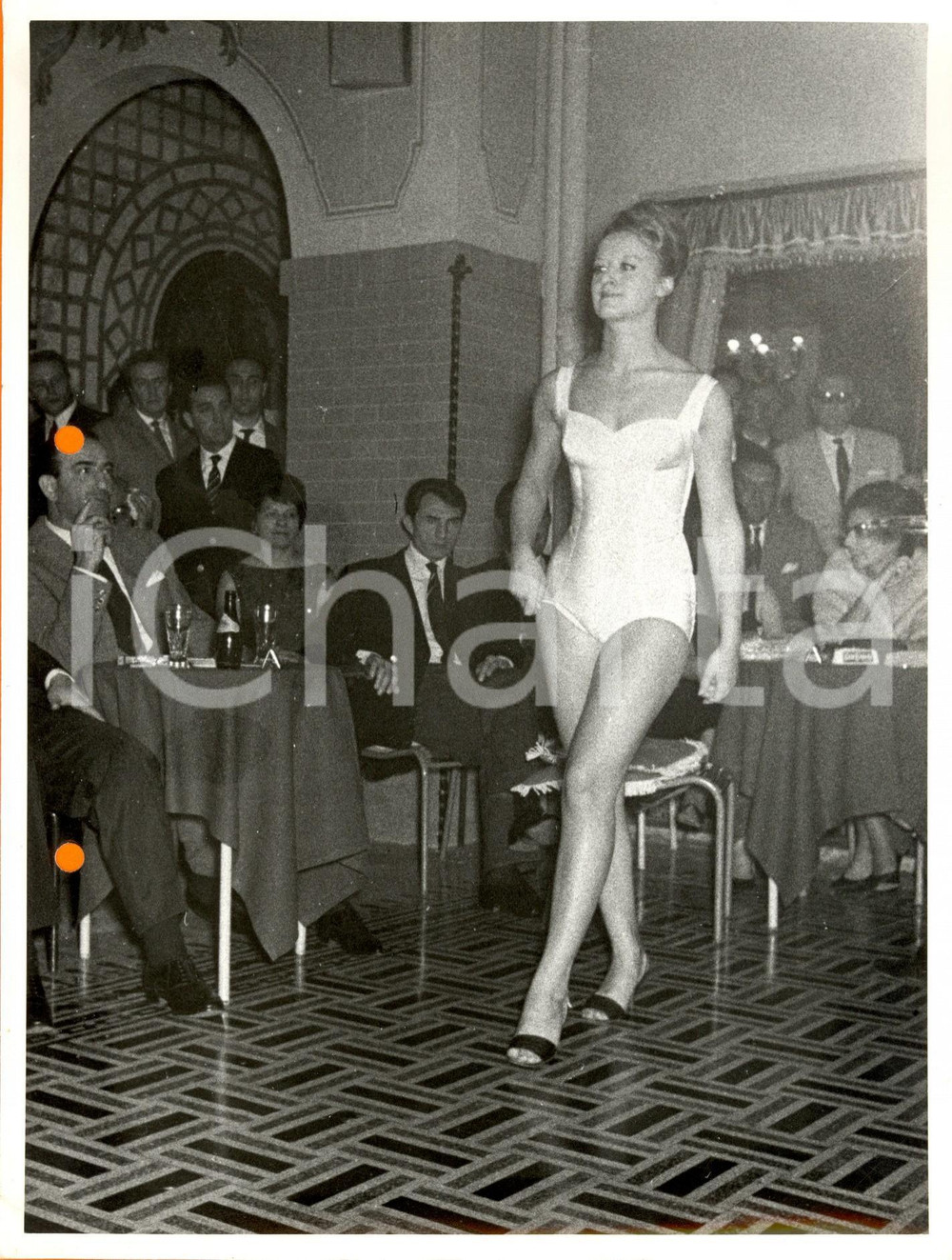 Fotografia d'epoca originale 1960 ca SALSOMAGGIORE TERME (PR) Modella sfila in body bianco *VINTAGE LINGERIE 1