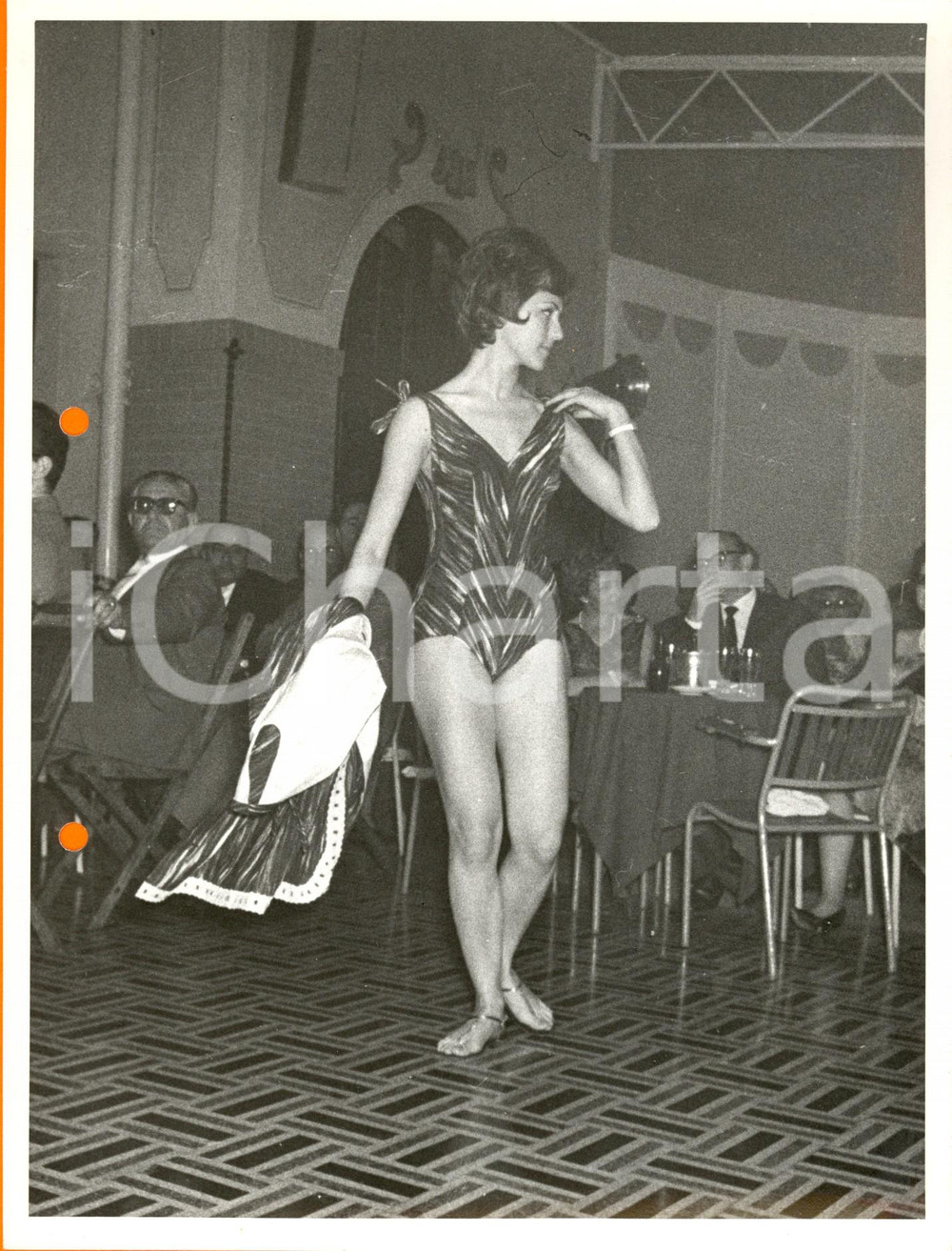 Fotografia d epoca originale 1960 ca SALSOMAGGIORE TERME PR Modella sfila in body e giacca MODA ESTIVA 1
