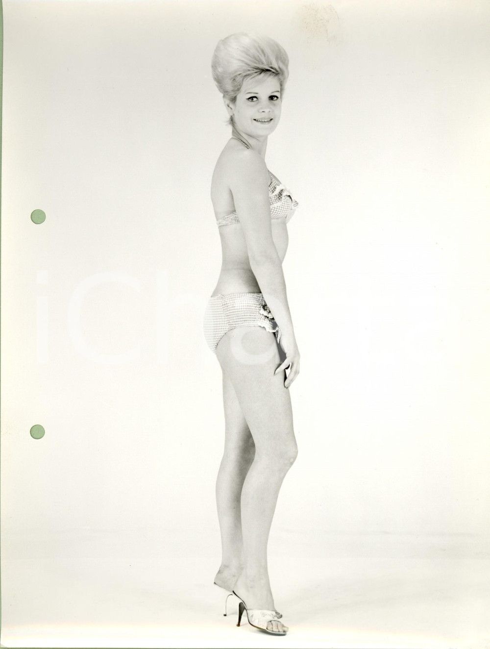 Fotografia d epoca originale 1960 ca MILANO ? MODA Modella con bikini a quadretti in posa di profilo Foto 1