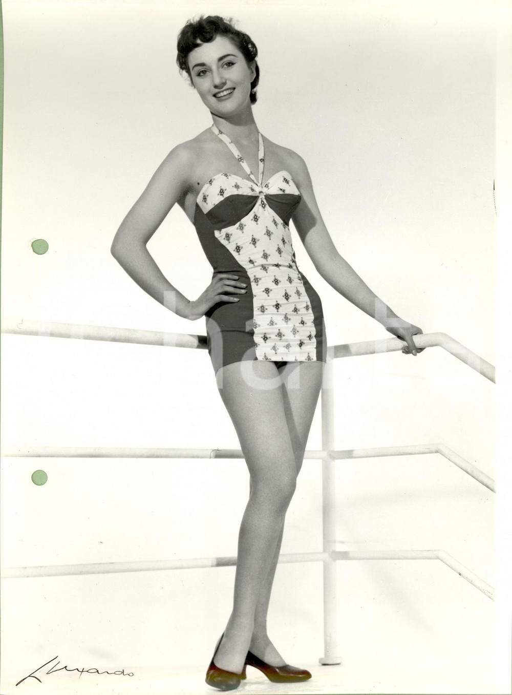 Fotografia d epoca originale 1960 ca MILANO MODA Modella in costume da bagno appoggiata a ringhiera LUXARDO 1