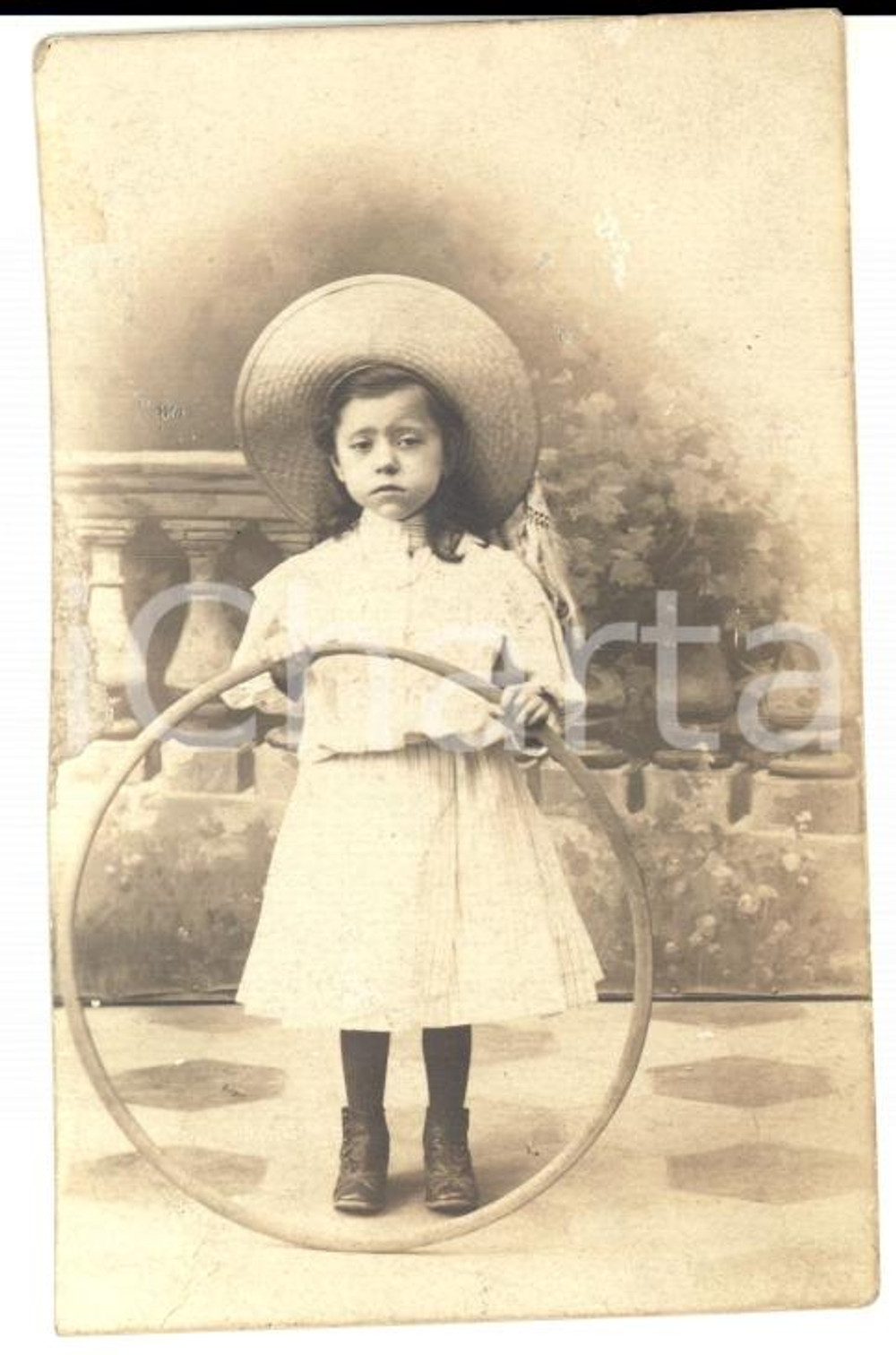 Fotografia d'epoca originale 1910 ca MILANO Ritratto di Carla CODEBO' bambina con il cerchio *Foto 1