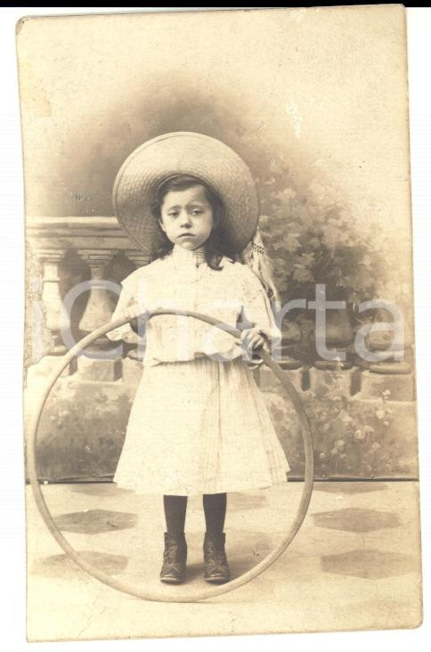 Fotografia d epoca originale 1910 ca MILANO Ritratto di Carla CODEBO  bambina con il cerchio Foto 1