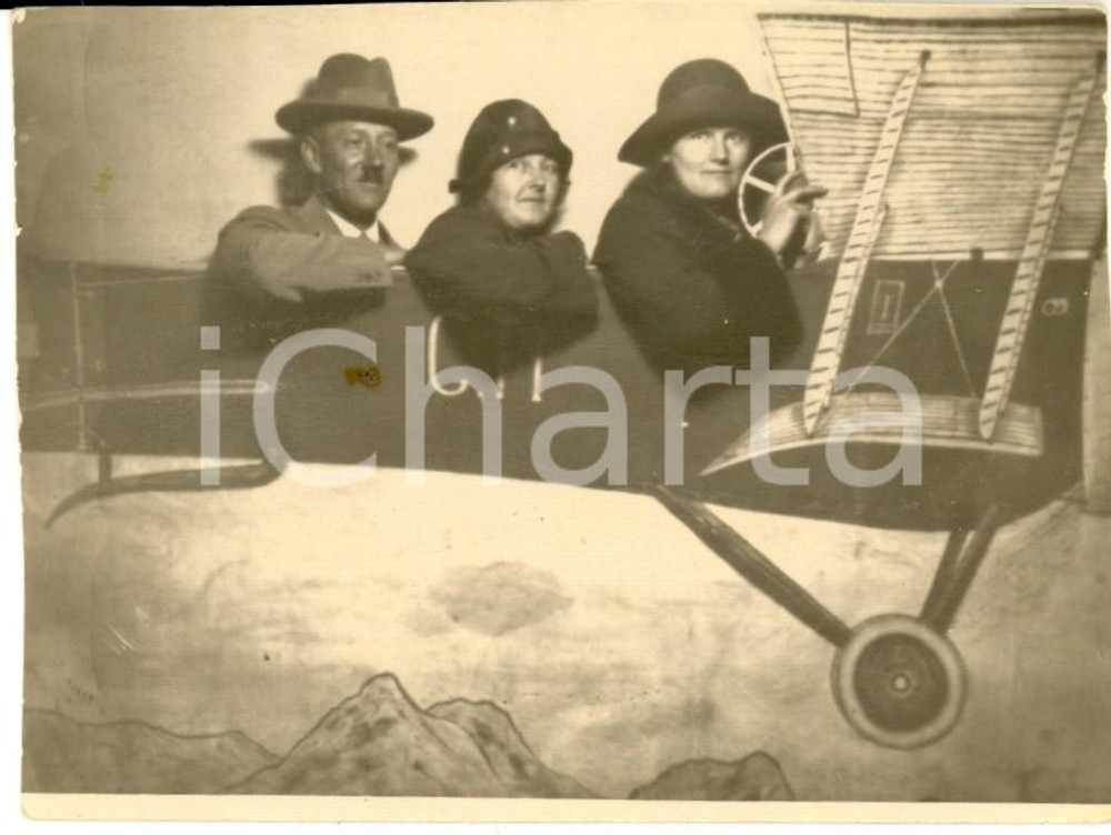 Fotografia d epoca originale 1920 ca AREA FRANCESE Anziani aviatori in posa su finto biplano Foto CURIOSA 1