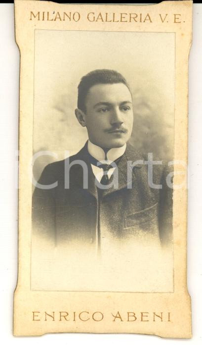 Fotografia d epoca originale 1905 ca MILANO Giovane uomo con cravattino Fotografia Enrico ABENI 1
